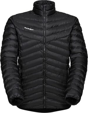 Die Jacke Mammut Albula IN Hooded Jacket Men Black hat horizontale und diagonale Nähte, einen Frontreißverschluss, einen hohen Kragen und ein Mammut-Logo auf der linken Brust.