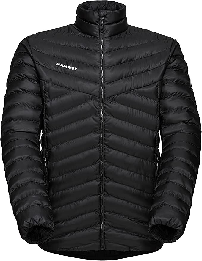 Die Jacke Mammut Albula IN Hooded Jacket Men Black hat horizontale und diagonale Nähte, einen Frontreißverschluss, einen hohen Kragen und ein Mammut-Logo auf der linken Brust.