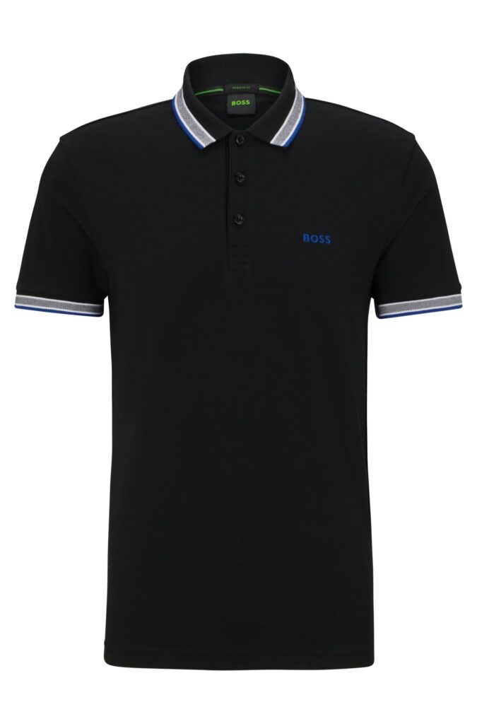 Das Hugo Boss Poloshirt Schwarz Blau ist ein schwarzes Kurzarmhemd mit blau-weißem Besatz an Kragen und Ärmeln und dem "BOSS"-Logo auf der linken Brustseite.