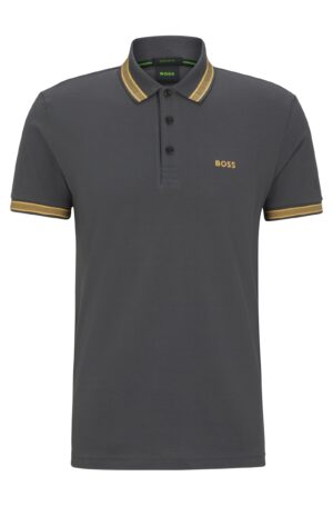 Das Hugo Boss Poloshirt Dunkelgrau Gelb ist am Kragen und an den Ärmeln gelb abgesetzt und zeigt das kultige BOSS Logo auf der linken Brust.