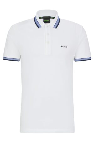 Das Hugo Boss Poloshirt Weiss Blau ist ein weißes Kurzarm-Polo mit blau gestreiftem Kragen und Ärmelbündchen, Knopfleiste und "BOSS"-Logo auf der Brust.