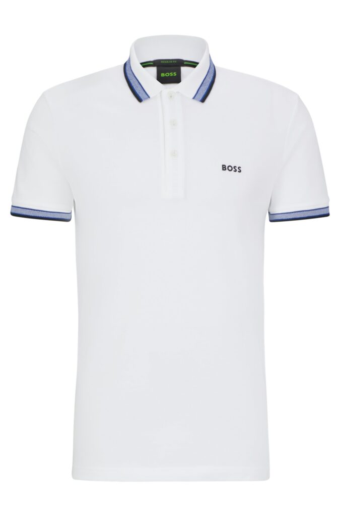 Das Hugo Boss Poloshirt Weiss Blau ist ein weißes Kurzarm-Polo mit blau gestreiftem Kragen und Ärmelbündchen, Knopfleiste und "BOSS"-Logo auf der Brust.