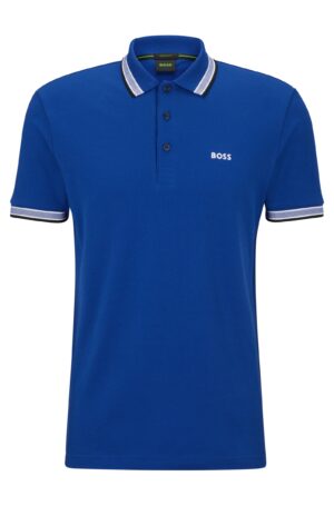 Das Hugo Boss Poloshirt Blau Weiss hat einen geknöpften Kragen, ein weißes "BOSS"-Logo auf der Brust und weiß-graue Besätze an Kragen und Ärmeln.