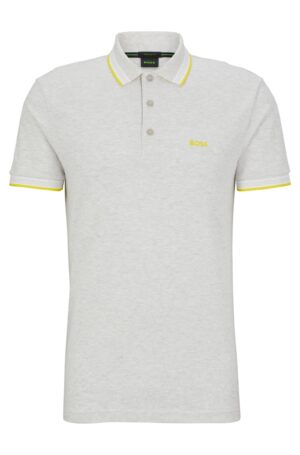 Das Hugo Boss Poloshirt Hellgrau Gelb aus hellgrauem Stoff mit gelben Besätzen, einer Dreiknopfleiste und dem "BOSS"-Logo auf der linken Brust sorgt für einen stilvollen, modernen Look.