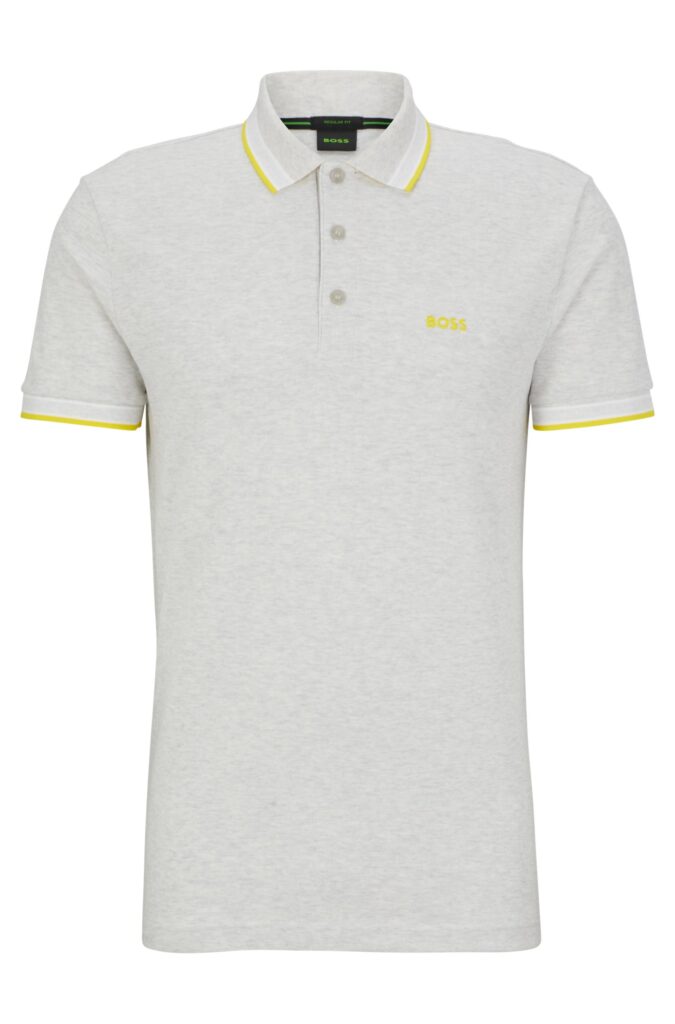 Das Hugo Boss Poloshirt Hellgrau Gelb aus hellgrauem Stoff mit gelben Besätzen, einer Dreiknopfleiste und dem "BOSS"-Logo auf der linken Brust sorgt für einen stilvollen, modernen Look.
