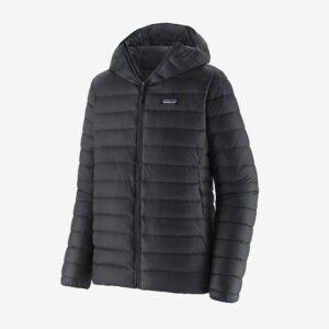 Daunenjacke Patagonia M's Down Sweater Hoody Black mit horizontaler Steppung, Frontreißverschluss und kleinem Logoaufnäher auf der linken Brust, abgebildet auf einem schlichten weißen Hintergrund.