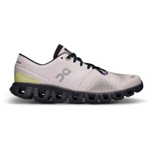 Ein Laufschuh On Running Cloud X 3 W Orchid Iron mit belüftetem Mesh-Obermaterial, schwarzer Sohle und Schnürsenkeln, hellgrauer Farbe und dem "On"-Logo.